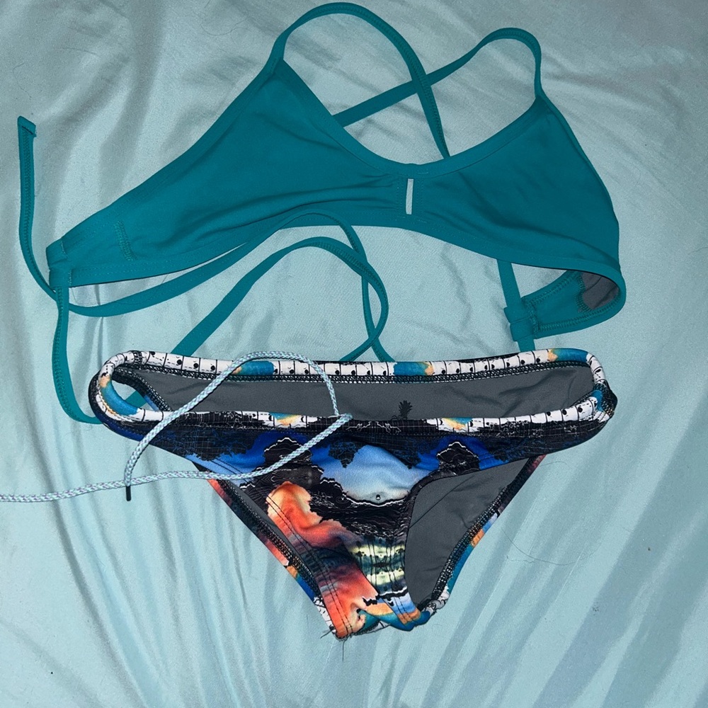Jolyn bikini set. Small top and medium bottom. I’m very good condition